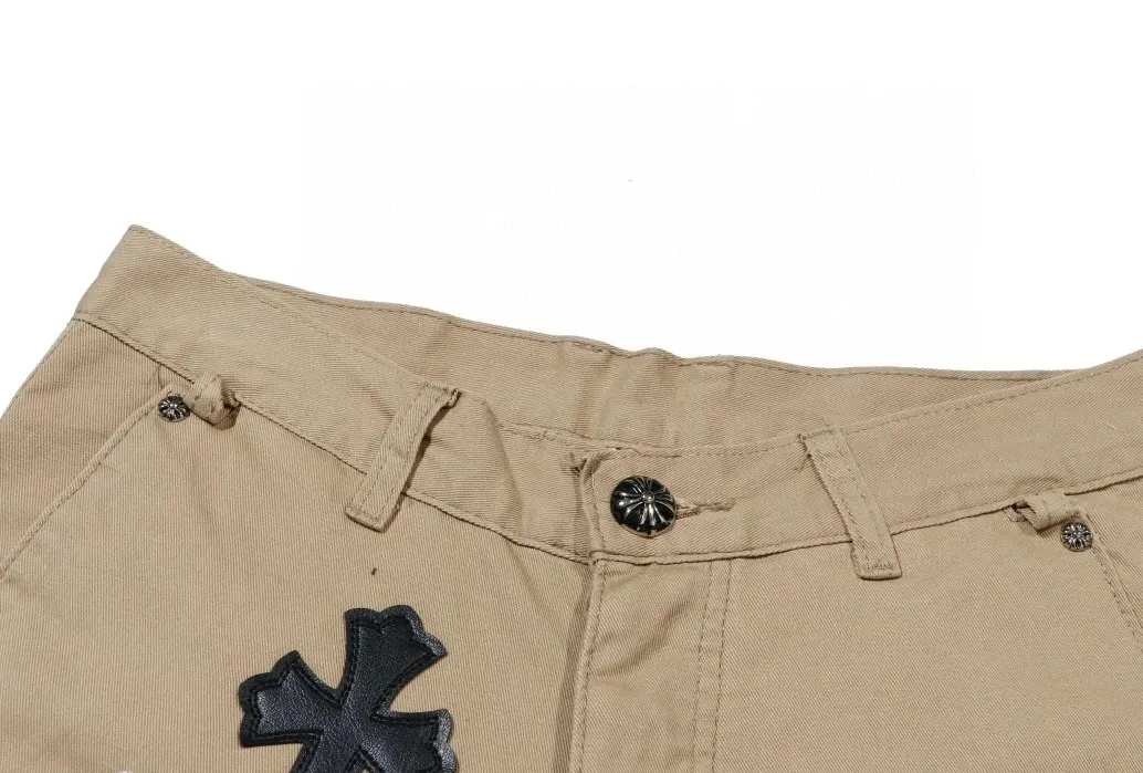 P280 Chrome Hearts/Chrome Hearts camouflage checkerboard horsehair cross patch leather jeans Full of exploring the ultimate in fashion, Chrome Hearts' new Chrome Hearts pants cleverly integrate camouflage cross, checkerboard horsehair cross and other elements to break traditional boundaries. The clever fusion of Mattyboy’s same style, overalls and khaki jeans brings endless matching inspiration to fashionistas. This pair of Croxin overalls not only presents a unique retro style, but also combines comfort and sophistication with its wide-leg, loose design. The mid-high waist design matches a lazy and casual style, which not only makes the legs longer but also maintains a casual feel, it is a must-have fashion choice for trendy men and trendy women. Khaki overalls are unique in leather matching and color selection, making them the leader among overalls. Chrome Hearts' khaki cross chino casual pants have a prince-like aristocratic feel. The pants have 40 panels of leather and full texture. The W34 size is perfectly presented and has become the focus of the forefront of fashion. Whether it's for daily wear or a trendy try, these pants can bring you an excellent fashion experience.